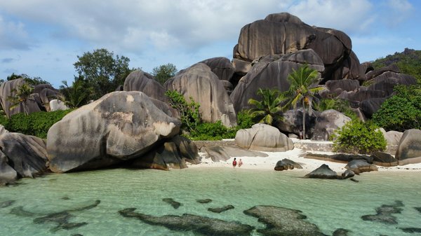 Quelles croisières offrent des excursions pour explorer les récifs coralliens aux Seychelles?